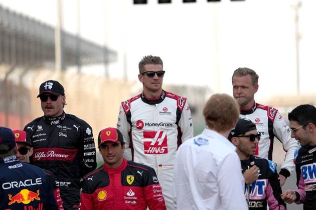 Formula 1 Gulf Air Bahrain Grand Prix 2023 05.03.2023, Bahrain International Circuit, Sakhir, Formula 1 Gulf Air Bahrain Grand Prix 2023 ,im Bild Valtteri Bottas (FIN), Alfa Romeo F1 Team Stake, Nico Hülkenberg (DEU), Moneygram Haas F1 Team, Kevin Magnussen (DNK), Moneygram Haas F1 Team, Carlos Sainz Jr. (ESP), Scuderia Ferrari.