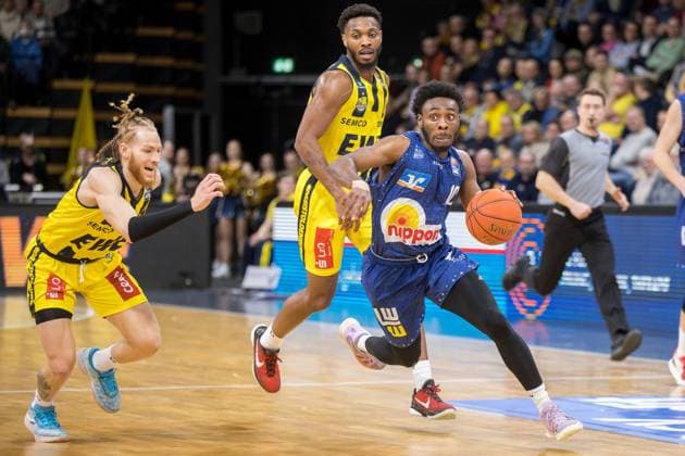 Sport Themen der Woche KW09 Oldenburg, Niedersachsen, DEU, 05.03.2023, James Batemon (Mitte, Hakro Merlins Crailsheim) und Hassani Gravett (links, EWE Baskets Oldenburg). EWE Baskets Oldenburg vs. HAKRO Merlins Crailsheim. 1. Basketball-Bundesliga Saison 2022 2023, 18. Spieltag, Grosse EWE Arena. EWE Baskets Oldenburg vs. HAKRO Merlins Crailsheim *** Oldenburg, Lower Saxony, DEU, 05 03 2023, James Batemon center, Hakro Merlins Crailsheim and Hassani Gravett left, EWE Baskets Oldenburg EWE Baskets Oldenburg vs HAKRO Merlins Crailsheim 1 Basketball Bundesliga season 2022 2023, 18 match day, Grosse EWE Arena EWE Baskets Oldenburg vs HAKRO Merlins Crailsheim. www.andreas-burmann.de