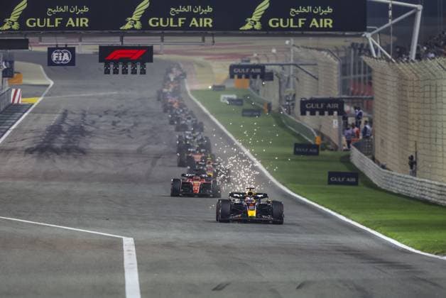 01 VERSTAPPEN Max (nld), Red Bull Racing RB19, action, sparks during the Formula 1 Gulf Air Bahrain Grand Prix 2023, 1st round of the 2023 FIA Formula One World Championship, WM, Weltmeisterschaft from March 2 to 5, 2023 on the Bahrain International Circuit, in Sakhir, Bahrain - F1 - BAHRAIN GRAND PRIX 2023 - RACE DPPI Panoramic  G0OD2123