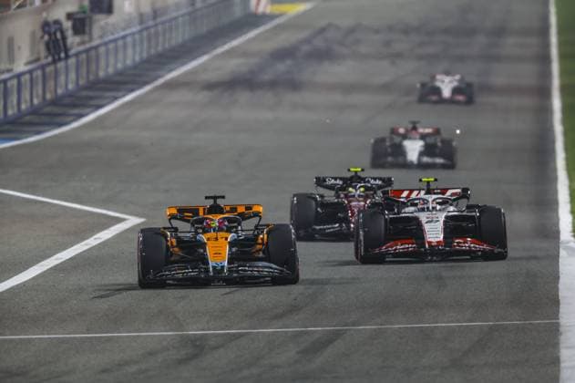 81 PIASTRI Oscar (aus), McLaren F1 Team MCL60, action during the Formula 1 Gulf Air Bahrain Grand Prix 2023, 1st round of the 2023 FIA Formula One World Championship, WM, Weltmeisterschaft from March 2 to 5, 2023 on the Bahrain International Circuit, in Sakhir, Bahrain - F1 - BAHRAIN GRAND PRIX 2023 - RACE DPPI Panoramic  G0OD2686