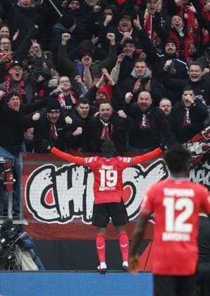 Jubel 3:0, Moussa Diaby (Bayer 04 Leverkusen) steht auf der Werbebande und feiert mit den Fans 05.03.2023, Fussball GER, Saison 2022 2023, 1. Bundesliga, 23. Spieltag, Bayer 04 Leverkusen - Hertha BSC Berlin Leverkusen BayARena Nordrhein Westfalen Deutschland *** Cheer 3 0, Moussa Diaby Bayer 04 Leverkusen stands on the advertising board and celebrates with the fans 05 03 2023, football GER, season 2022 2023, 1 Bundesliga, 23 matchday, Bayer 04 Leverkusen Hertha BSC Berlin Leverkusen BayARena Nordrhein Westfalen Germany Team2