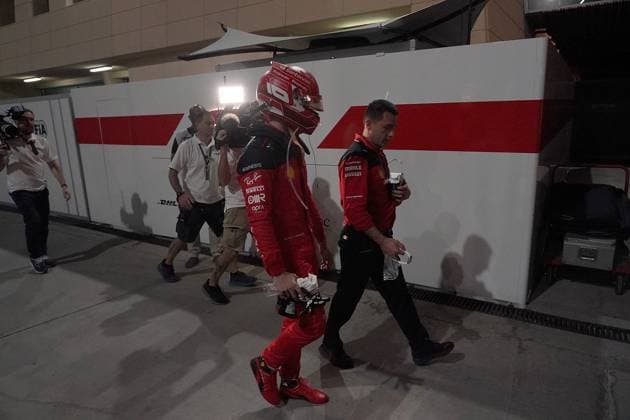 05.03.2023, Bahrain International Circuit, Sakhir, Formula 1 Gulf Air Bahrain Grand Prix 2023 ,im Bild Charles Leclerc (MCO), Scuderia Ferrari kommt nach seinem Ausfall zurück in das Fahrerlager. Sakhir Bahrain International Circuit Bahrain