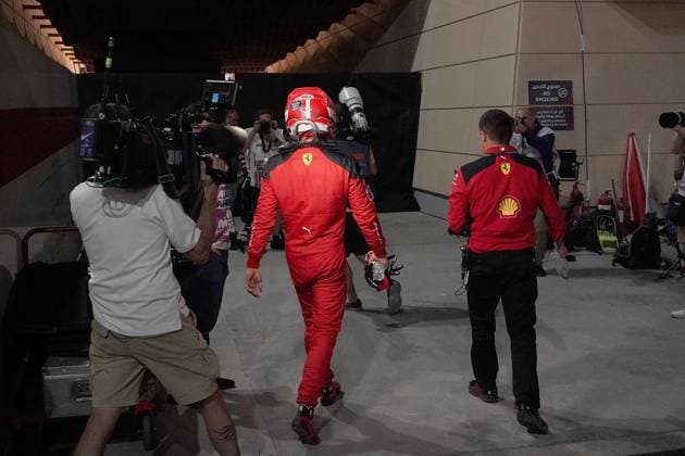 Formula 1 Gulf Air Bahrain Grand Prix 2023 05.03.2023, Bahrain International Circuit, Sakhir, Formula 1 Gulf Air Bahrain Grand Prix 2023 ,im Bild Charles Leclerc (MCO), Scuderia Ferrari kommt nach seinem Ausfall zurück in das Fahrerlager..