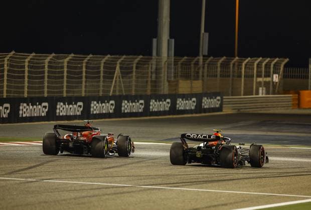 11 PEREZ Sergio (mex), Red Bull Racing RB19, action with 16 LECLERC Charles (mco), Scuderia Ferrari SF-23 during the Formula 1 Gulf Air Bahrain Grand Prix 2023, 1st round of the 2023 FIA Formula One World Championship, WM, Weltmeisterschaft from March 2 to 5, 2023 on the Bahrain International Circuit, in Sakhir, Bahrain - F1 - BAHRAIN GRAND PRIX 2023 - RACE DPPI Panoramic  _R3_1527
