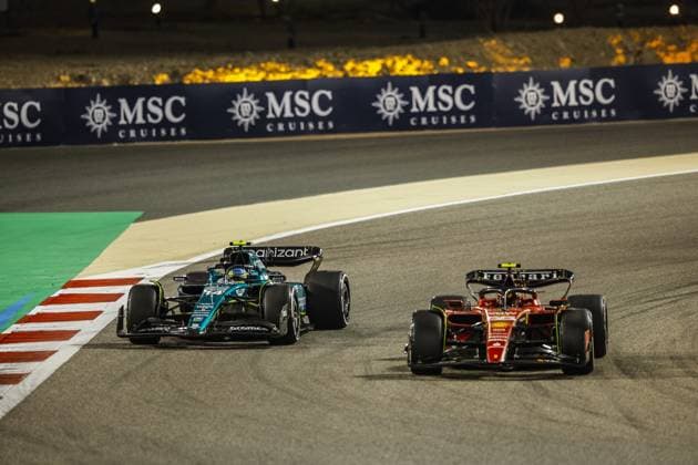 14 ALONSO Fernando (spa), Aston Martin F1 Team AMR23, action with 55 SAINZ Carlos (spa), Scuderia Ferrari SF-23 during the Formula 1 Gulf Air Bahrain Grand Prix 2023, 1st round of the 2023 FIA Formula One World Championship, WM, Weltmeisterschaft from March 2 to 5, 2023 on the Bahrain International Circuit, in Sakhir, Bahrain - F1 - BAHRAIN GRAND PRIX 2023 - RACE DPPI Panoramic  _R3_1760