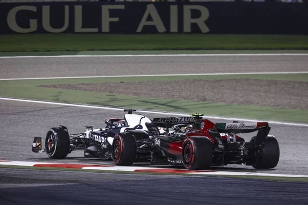21 DE VRIES Nyck (ned), Scuderia AlphaTauri AT04, action with 24 ZHOU Guanyu (chi), Alfa Romeo F1 Team Stake C43 during the Formula 1 Gulf Air Bahrain Grand Prix 2023, 1st round of the 2023 FIA Formula One World Championship, WM, Weltmeisterschaft from March 2 to 5, 2023 on the Bahrain International Circuit, in Sakhir, Bahrain - F1 - BAHRAIN GRAND PRIX 2023 - RACE DPPI Panoramic  G0OD4608