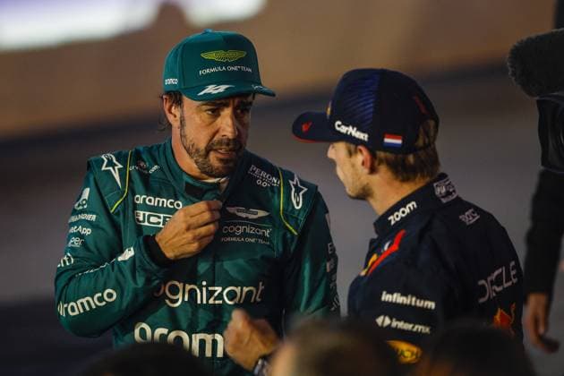 ALONSO Fernando (spa), Aston Martin F1 Team AMR23, portrait and VERSTAPPEN Max (ned), Red Bull Racing RB19 during the Formula 1 Gulf Air Bahrain Grand Prix 2023, 1st round of the 2023 FIA Formula One World Championship, WM, Weltmeisterschaft from March 2 to 5, 2023 on the Bahrain International Circuit, in Sakhir, Bahrain - F1 - BAHRAIN GRAND PRIX 2023 - RACE DPPI Panoramic  _R3_1893