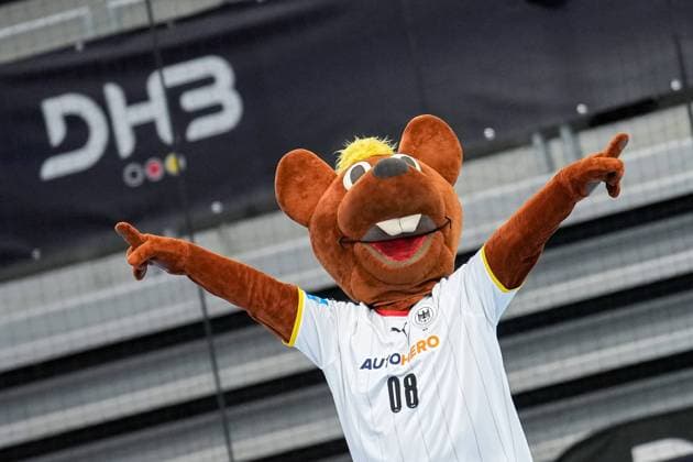 Hanniball (DHB, Maskottchen), Einzelbild, Einzelfoto, Aktion, Action, Freude, freuen, freut sich, freundlich, fröhlich, glücklich, strahlend, optimistisch, Symbolfoto, Symbolbild, Symbol, 05.03.2023, Heidelberg (Deutschland), Handball, Frauen, Drei-Länder-Turnier, Deutschland - Polen
