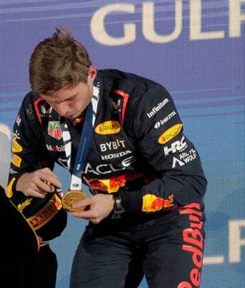 05.03.2023, Bahrain International Circuit, Sakhir, Formula 1 Gulf Air Bahrain Grand Prix 2023 ,im Bild Sieger Max Verstappen (NLD), Oracle Red Bull Racing bekommt die Goldmedaille der FIA. Sakhir Bahrain International Circuit Bahrain