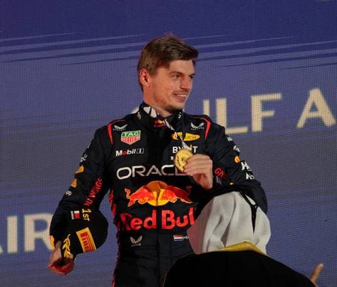 05.03.2023, Bahrain International Circuit, Sakhir, Formula 1 Gulf Air Bahrain Grand Prix 2023 ,im Bild Sieger Max Verstappen (NLD), Oracle Red Bull Racing bekommt die Goldmedaille der FIA. Sakhir Bahrain International Circuit Bahrain
