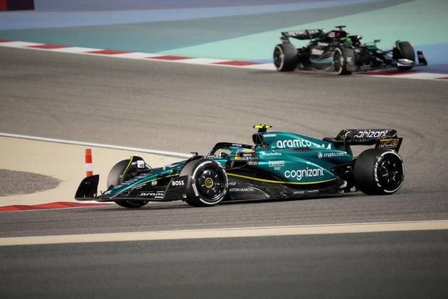 Formula 1 Gulf Air Bahrain Grand Prix 2023 05.03.2023, Bahrain International Circuit, Sakhir, Formula 1 Gulf Air Bahrain Grand Prix 2023 ,im Bild Fernando Alonso (ESP), Aston Martin Aramco Cognizant Formula One Team, George Russell (GBR), Mercedes-AMG Petronas Formula One Team.