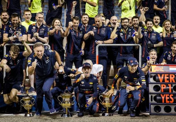 Bilder des Jahres 2023, Sport 03 März Sport Bilder des Tages BAHRAIN - Christian Horner (Red Bull Racing), Helmut Marko (Red Bull Racing), Max Verstappen (Red Bull Racing) and Sergio Perez (Red Bull Racing) taking a group photo after the Bahrain Grand Prix. It is the first race of the 2023 Formula 1 season. ANP SEM VAN DER WAL F1 Grand Prix of Bahrain 2023 xVIxANPxSportx xxANPxIVx 464260179 originalFilename: 464260179.jpg
