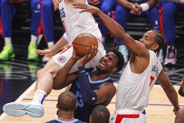 March 5, 2023, Los Angeles, California, USA: Los Angeles Clippers forward Kawhi Leonard (R) defends and center Ivica Zubac (TOP) falls on Memphis Grizzlies forward Jaren Jackson Jr. (C) during an NBA, Basketball Herren, USA basketball game at Crypto.com Arena in Los Angeles Friday, Feb. 24, 2023. Los Angeles USA - ZUMAc68_ 20230305_zaf_c68_038 Copyright: xRingoxChiux