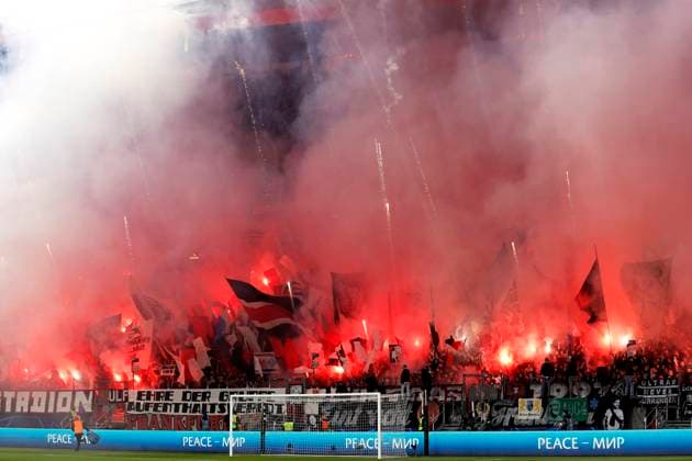 FANS Team Eintracht Frankfurt mit Pyrotechnik UEFA Championsleague Saison 2022 - 2023 Achtelfinale Spiel Eintracht Frankfurt - SSC Neapel am 21. 02. 2023 in Frankfurt DFL REGULATIONS PROHIBIT ANY USE OF PHOTOGRAPHS as IMAGE SEQUENCES and or QUASI-VIDEO Copyright: xLacixPerenyix