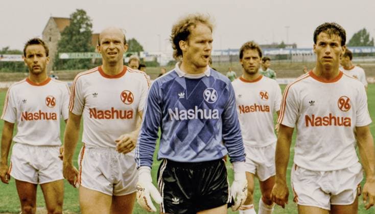 Aus Freundschaftsspiel VfL Wolfsburg - Hannover96 1:4 am 23.07.1989 im alten VfL Stdion. Im Foto: Spielende Han96 Spieler v.li.: Jürgen Prange Niel Marmon TW Andreas Nagel Frank Pagelsdorf und Axel Sundermann *** From friendly match VfL Wolfsburg Hannover96 1 4 on 23 07 1989 in the old VfL stadium In photo end of game Han96 players from left Jürgen Prange Niel Marmon TW Andreas Nagel Frank Pagelsdorf and Axel Sundermann