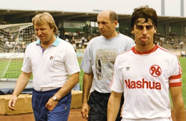Aus Freundschaftsspiel VfL Wolfsburg - Hannover96 1:4 am 23.07.1989 im alten VfL Stdion. Im Foto: Spielende WOB Trainer Horst Hrubesch Han96 Trainer Slobodan Cendic und Han96 Kpt- Siegfried Reich *** From friendly match VfL Wolfsburg Hannover96 1 4 on 23 07 1989 in old VfL stadium In photo end of game WOB coach Horst Hrubesch Han96 coach Slobodan Cendic and Han96 captain Siegfried Reich