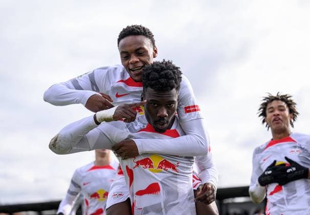 Leipzigs Ohene Koehl jubelt mit Chilohem Onuoha. Fussball U19 A-Junioren Bundesliga, 15. Spieltag: RB Leipzig U19 - SV Meppen. 26. Februar 2023: Leipzig, Red Bull Akademie. RB Leipzig U19 - SV Meppen *** Leipzigs Ohene Koehl cheers with Chilohem Onuoha Football U19 A Junior Bundesliga, Matchday 15 RB Leipzig U19 SV Meppen 26 February 2023 Leipzig, Red Bull Academy RB Leipzig U19 SV Meppen