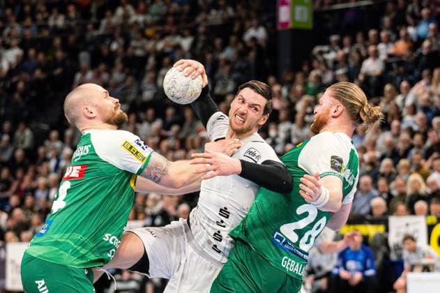 Sport Themen der Woche KW09 Sport Bilder des Tages Hendrik Pekeler (THW Kiel, 61) gegen Moritz Preuss (SC DHfK Leipzig, 24) und Maciej Gebala (SC DHfK Leipzig, 28) THW Kiel vs. SC DHfK Leipzig, Handball, Bundesliga, Spieltag 22, Saison 2022 2023, 05.03.2023 -Pressefoto Marcel von Fehrn THW Kiel vs. SC DHfK Leipzig, Handball, Bundesliga, Spieltag 22, Saison 2022 2023, 05.03.2023 Kiel *** Hendrik Pekeler THW Kiel, 61 vs Moritz Preuss SC DHfK Leipzig, 24 and Maciej Gebala SC DHfK Leipzig, 28 THW Kiel vs SC DHfK Leipzig, Handball, Bundesliga, Matchday 22, Season 2022 2023, 05 03 2023 Press photo Marcel von Fehrn THW Kiel vs SC DHfK Leipzig, Handball, Bundesliga, Matchday 22, Season 2022 2023, 05 03 2023 Kiel. Copyright: xEibner-Pressefoto MarcelxvonxFehrnx EP_EER