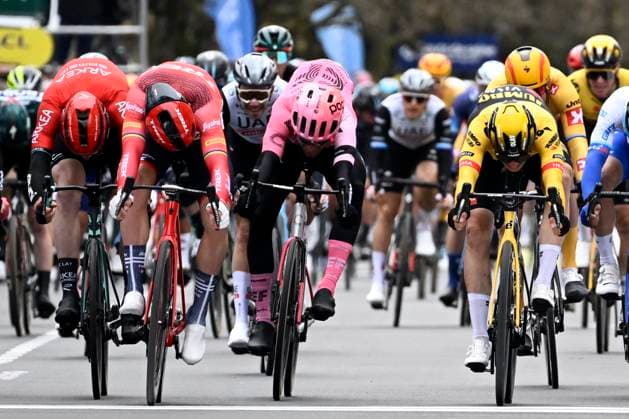 Sport Themen der Woche KW10 Sport Bilder des Tages FONTAINEBLEAU, FRANCE - MARCH 06 : Pedersen Mads (DEN) of Trek - Segafredo victory during stage 2 of the 81th edition of the Paris - Nice cycling race, a stage of 164km with start in Bazainville and finish in Fontainebleau on March 06, 2023 in Fontainebleau, France, 6 03 2023 ( Motordriver Kenny Verfaillie - Paris - Nice 2023 - stage 2 PhotoNews Panoramic 