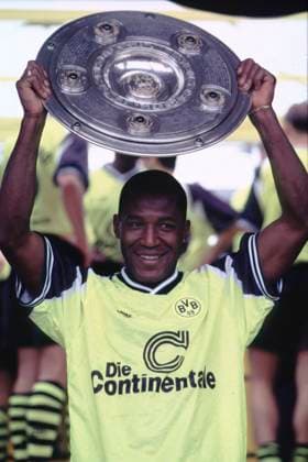 ARCHIVFOTO: Der Fussballspieler Julio CESAR wird am 8. Maerz 2023 60 Jahre alt, Die Mannschaft des BVB jubelt im Stadion, Julio CESAR jubelt mit der Meisterschale, Jubel, nach Spielende, Fussball, Borussia Dortmund, Meisterfeier 1996, 18.05.1996; Deutscher Meister, Fussball, DFB, Deutscher Fussball-Meister, Fussball-Bundesliga, Deutsche Meisterschaft, Salatschuessel, DM, Bundesliga, 1. Fussball-Bundesliga, BVB Borussia Dortmund, Saison 1995 1996, Liga 1, Saison 95 96, Meisterschale, Schale, Ehrung, Auszeichnung, Meisterfeier, Sports, Fussball Football, Fussballspieler, 1. Bundesliga, DFL, 1.Liga, Erste Liga, Verein, Vereinstrikot Club Dress; *** ARCHIVE PHOTO The football player Julio CESAR will be 60 years old on 8 March 2023, The team of BVB cheers in the stadium, Julio CESAR cheers with the championship trophy, cheers, after the game, football, Borussia Dortmund, championship celebration 1996, 18 05 1996 German champion, football, DFB, German football champion, football Bundesliga, German championship, salad bowl, DM, Bundesliga, 1 Football Bundesliga, BVB Borussia Dortmund, season 1995 1996, league 1, season 95 96, championship cup, cup, honor, award, championship celebration, sport, sports, football football, football players, 1 Bundesliga, DFL, 1 league, first division, club, club jersey club kit