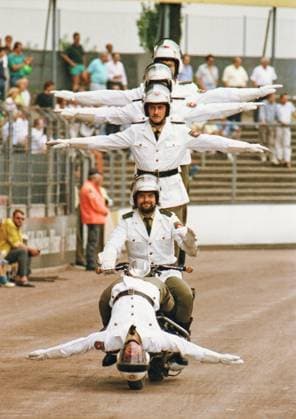 RECORD DATE NOT STATED Aus Testspiel Eintracht Braunschweig gegen HSV Hamburg am 22.07.1989 im Eintracht Stadion. Im Foto: Braunschweiger Polizei Abt. Motorradstaffel - hier vorm Spiel mit einer Motorrad Show Einlage *** From test match Eintracht Braunschweig against HSV Hamburg on 22 07 1989 in the Eintracht stadium In the photo Braunschweig police department motorcycle squad here before the game with a motorcycle show interlude