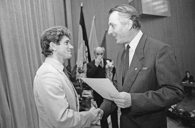 Dresden, historisch, Sportler Aktive: Sportlerball 1988; -Chefredakteur Johannes Schulz gratuliert Jörg Peter, SC Einheit Dresden (jetzt Dresdner SC), Leichtathletik, Langstreckenläufer Marathon; größte Erfolge: Bronze bei Halleneuropameisterschaft über 3.000 Meter 1978, Platz sechs bei Olympischen Spielen 1980 in Moskau im 10.000-Meter-Lauf. Am 14. Februar 1988 stellte er beim Tokyo International Men’s Marathon mit 2:08:47 Stunden einen deutschen Rekord auf. Dieser wurde erst mehr als 27 Jahre später bei den Deutschen Marathonmeisterschaften am 25. Oktober 2015 in Frankfurt von Arne Gabius mit 2:08:33 Stunden unterboten. 26.11.1988 *** Dresden, Sports, historical, Athletes active Athletes ball 1988 Editor-in-chief John Schulz congratulated Jörg Peter, SC Unit Dresden now Dresdner SC , Athletics, Long-distance runner Marathon largest Successes Bronze at Indoor European Championship above 3 000 Metres 1978, square six at Olympic Play 1980 in Moscow in 10 000 Metres Run at 14 February 1988 presented he the Tokyo International mens Marathon with 2 08 47 Hours a German Record on this one was only more as 27 Years later at the German Marathon Championships at 25 October 2015 in Frankfurt from Arne Gabius with 2 08 33 Hours undercut 26 11 1988 Copyright: xSZ MarionxGröningx