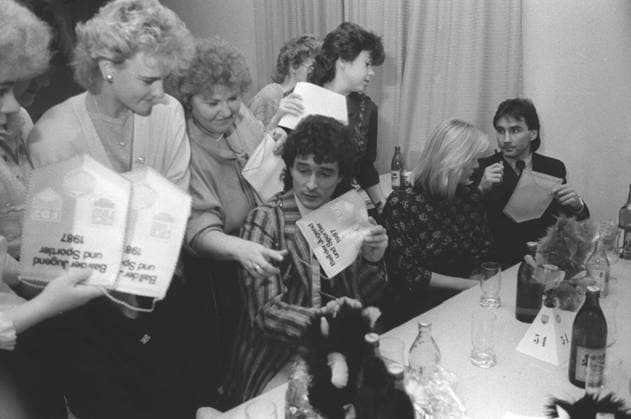Dresden, historisch, Sportler Aktive: Sportlerball 1987, Gäste holen sich Autogramme von den prominenten Aktiven wie hier Hans-Uwe Pilz von Dynamo Dresden, Mannschaft des Jahres. 06.12.1987. *** Dresden, Sports, historical, Athletes active Athletes ball 1987, Guests here to Autographs from the Celebrities active Like here Hans Uwe Pilz from Dynamo Dresden, Team the Year 06 12 1987 Copyright: xSZ MarionxGröningx