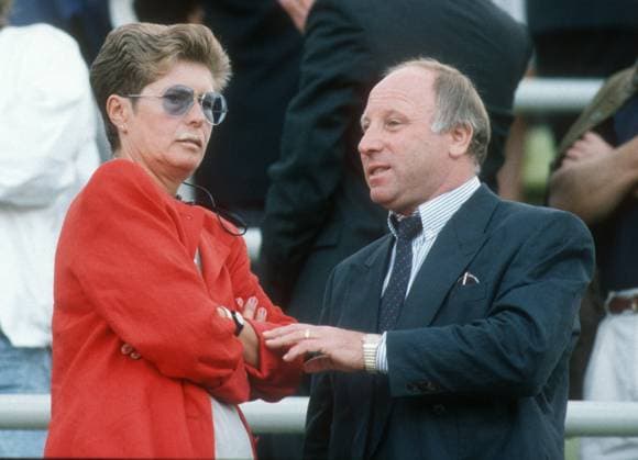 Europameisterschaft 1988 in Deutschland. Als Zuschauer auf der Tribüne im Hamburger Volksparkstadion: HSV - Legende Uwe Seeler mit Ehefrau Ilka 21.06.1988 beim Spiel Deutschland - Niederlande *** European Championship 1988 in Germany As a spectator in the stands at Hamburgs Volksparkstadion HSV legend Uwe Seeler with wife Ilka 21 06 1988 at the match Germany Netherlands HM
