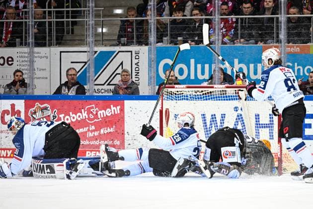 Sport Themen der Woche KW10 Sport Bilder des Tages Nicholas Nick Welsh (29, Nuernberg Ice Tigers ) Dominik Uher (26, Fischtown Pinguins Bremerhaven ), Fischtown Pinguins Bremerhaven vs. Nuernberg Ice Tigers, Eishockey, DEL, Pre-Playoffs Spiel 1, Saison 2022 2023, 07.03.2023 Fischtown Pinguins Bremerhaven vs. Nuernberg Ice Tigers, Eishockey, DEL, Pre-Playoffs Spiel 1, Saison 2022 2023, 07.03.2023 Bremerhaven *** Nicholas Nick Welsh 29, Nuernberg Ice Tigers Dominik Uher 26, Fischtown Pinguins Bremerhaven , Fischtown Pinguins Bremerhaven vs Nuernberg Ice Tigers, Ice Hockey, DEL, Pre Playoffs Game 1, Season 2022 2023, 07 03 2023 Fischtown Pinguins Bremerhaven vs Nuernberg Ice Tigers, Ice Hockey, DEL, Pre Playoffs Game 1, Season 2022 2023, 07 03 2023 Bremerhaven Copyright: xEibner-Pressefoto JasminxWagnerx EP_JWR