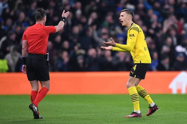 Fußball Champions League Achtelfinale FC Chelsea - Borussia Dortmund am 07.03.2023 an der Stamford Bridge in London Nico Schlotterbeck ( Dortmund ), rechts - reklamiert bei Schiedsrichter Danny Makkelie ( Niederlande ), links
