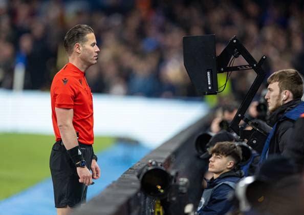 Sport Themen der Woche KW10 Sport Bilder des Tages Football - UEFA Champions League - Round of 16 2nd Leg - Chelsea FC v Borussia Dortmund LONDON, ENGLAND - Tuesday, March 7, 2023: Referee Danny Makkelie checks a VAR monitor before awarding Chelsea a penalty kick during the UEFA Champions League Round of 16 2nd Leg game between Chelsea FC and Borussia Dortmund at Stamford Bridge. LONDON Stamford Bridge GREATER LONDON ENGLAND  Copyright: xDavidxRawcliffex P2023-03-07-Chelsea_Dortmund-42