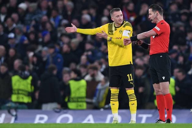 Fußball Champions League Achtelfinale FC Chelsea - Borussia Dortmund am 07.03.2023 an der Stamford Bridge in London Marco Reus ( Dortmund ), links - reklamiert bei Schiedsrichter Danny Makkelie ( Niederlande ), rechts
