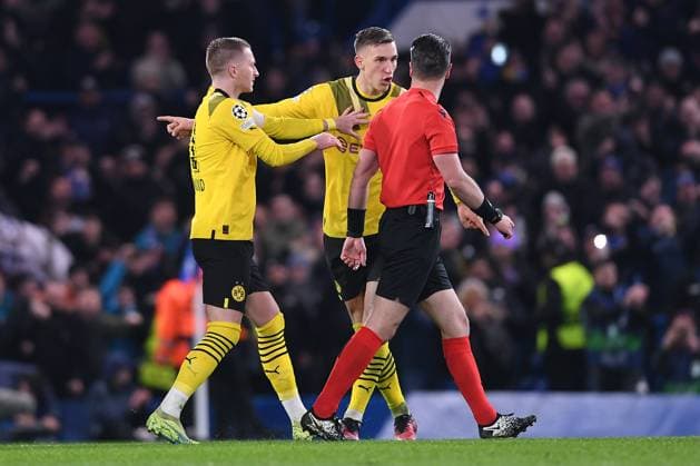 Fußball Champions League Achtelfinale FC Chelsea - Borussia Dortmund am 07.03.2023 an der Stamford Bridge in London Marco Reus ( Dortmund ), links - Nico Schlotterbeck ( Dortmund ), mitte - reklamieren bei Schiedsrichter Danny Makkelie ( Niederlande ), rechts