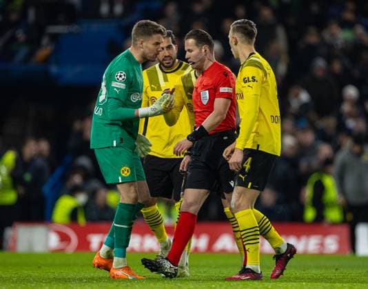 Football - UEFA Champions League - Round of 16 2nd Leg - Chelsea FC v Borussia Dortmund LONDON, ENGLAND - Tuesday, March 7, 2023: Two Borussia Dortmund players protest to referee Danny Makkelie as he makes Chelsea re-take a missed penalty kick during the UEFA Champions League Round of 16 2nd Leg game between Chelsea FC and Borussia Dortmund at Stamford Bridge. LONDON Stamford Bridge GREATER LONDON ENGLAND  Copyright: xDavidxRawcliffex P2023-03-07-Chelsea_Dortmund-46