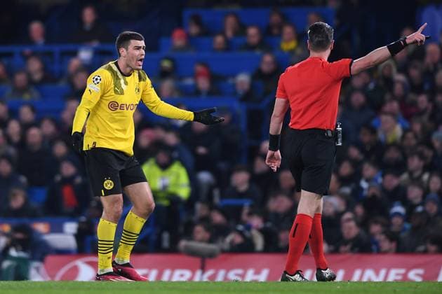 Fußball Champions League Achtelfinale FC Chelsea - Borussia Dortmund am 07.03.2023 an der Stamford Bridge in London Giovanni Reyna ( Dortmund ), links - reklamiert bei Schiedsrichter Danny Makkelie ( Niederlande ), rechts
