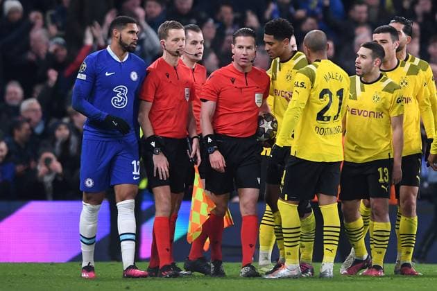 Fußball Champions League Achtelfinale FC Chelsea - Borussia Dortmund am 07.03.2023 an der Stamford Bridge in London Dortmunder Spieler reklamieren nach dem Spielende bei Schiedsrichter Danny Makkelie ( Niederlande )