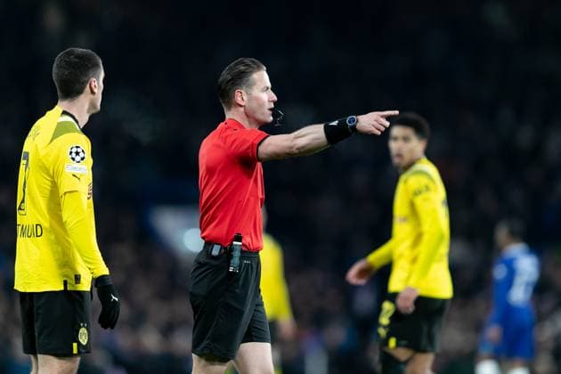 LONDON, ENGLAND - MARCH 07: Match referee Danny Makkelie gestures during the UEFA Champions League round of 16 leg two match between Chelsea FC and Borussia Dortmund at Stamford Bridge on March 7, 2023 in London, United Kingdom. (Photo by Gaspafotos) SPO  Copyright: xGaspafotos