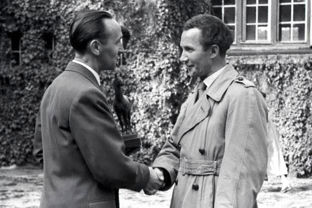 05.08.1956, Hoppegarten, Bezirk Strausberg, DDR - Trainer Walter Zimmermann (rechts) erhaelt den Ehrenpreis nach dem Sieg im Preis von Fuerstenberg. Galopprennbahn Hoppegarten. (Trainer, Zimmermann, Siegerehrung, historisch, schwarz-weiss) 560805A009HOPPEGARTEN.JPG *** 05 08 1956, Hoppegarten, district Strausberg, GDR trainer Walter Zimmermann on the right receives the prize after winning the Prize of Fuerstenberg racecourse Hoppegarten trainer, Zimmermann, award ceremony, historical, black white 560805A009HOPPEGARTEN JPG