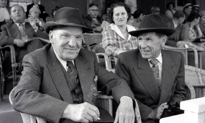 05.08.1956, Hoppegarten, Bezirk Strausberg, DDR - Trainer Anton ãPanÒ Horalek (links) und Jockey Bruno Radach im Portrait. Galopprennbahn Hoppegarten. (Trainer, Jockey, Horalek, Radach, Portrait, Portraet, historisch, schwarz-weiss) 560805A032HOPPEGARTEN.JPG *** 05 08 1956, Hoppegarten, district Strausberg, GDR trainer Anton ãPanÒ Horalek left and jockey Bruno Radach in portrait racecourse Hoppegarten trainer, jockey, Horalek, Radach, portrait, portraet, historical, black white 560805A032HOPPEGARTEN JPG