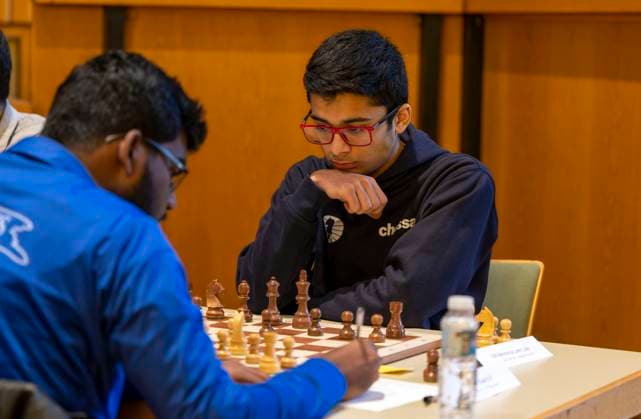 Sport Themen der Woche KW10 07.03.2023, Das 38. Internationale ChessOrg-Schachfestival in Bad Wörishofen (Bayern). Die Elite der Schach-Szene aus fast der ganzen Welt kämpft an den Tischen um Weltranglistenpunkte und Preisgelder. Mehrere Großmeister aus Indien sind die aussichtsreichsten Akteure. Links am Tisch: Großmeister Visakh NR (Indien, Blaue Jacke) brütet über sein Schachbrett, rechts sein Gegner der erst 16-Jährige Großmeister aus Indien Leon Luke Mendonca (Hamburger SK) *** 07 03 2023, The 38 International ChessOrg Chess Festival in Bad Wörishofen Bavaria The elite of the chess scene from almost all over the world fighting at the tables for world ranking points and prize money Several grandmasters from India are the most promising players Left at the table Grandmaster Visakh NR India, blue jacket broods over his chessboard, right his opponent the only 16 year old grandmaster from India Leon Luke Mendonca Hamburger SK