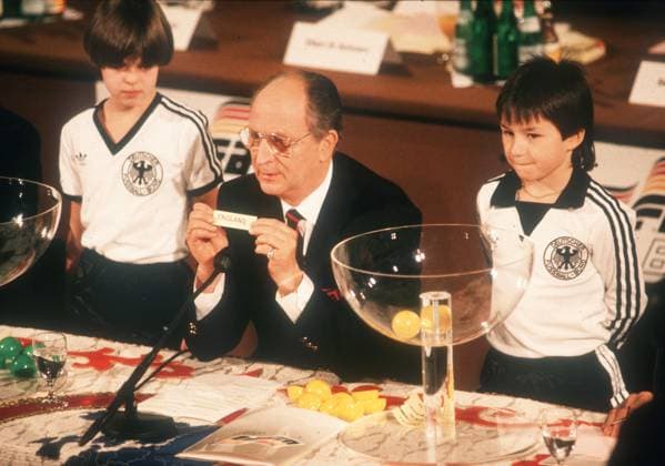 Europameisterschaft 1988 in Deutschland. Auslosung der Endrunde in Düsseldorf 12.02.1988. UEFA-Generalsekretär Hans Bangerter präsentiert das Los England. Re: Barbara Babsi Müller vom FSV Frankfurt. Li. Marcel Katzenmeier, der Sohn des DFB Masseurs. *** European Championship 1988 in Germany Draw of the final round in Düsseldorf 12 02 1988 UEFA General Secretary Hans Bangerter presents the draw England Re Barbara Babsi Müller from FSV Frankfurt Li Marcel Katzenmeier, the son of DFB masseur HM