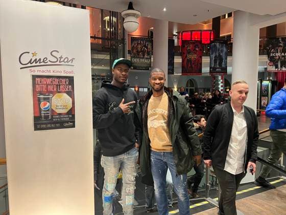 Trophäe der Europa League im Kino bei der Filmpremiere - Frankfurt 08.03.2023: Filmpremiere In diesem Jahr von Eintracht Frankfurt