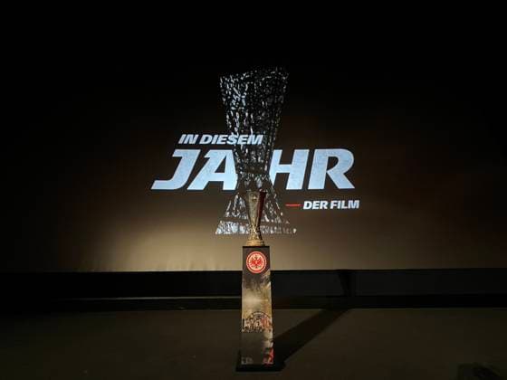 Pokal der Europa League im Kino bei der Filmpremiere - Frankfurt 08.03.2023: Filmpremiere In diesem Jahr von Eintracht Frankfurt