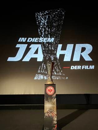 Pokal der Europa League im Kino bei der Filmpremiere - Frankfurt 08.03.2023: Filmpremiere In diesem Jahr von Eintracht Frankfurt