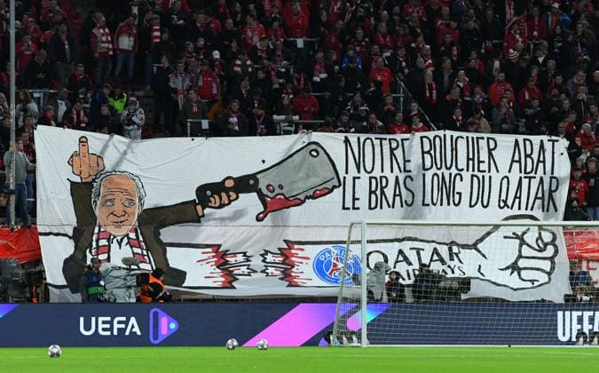 Sport Themen der Woche KW10 Sport Bilder des Tages FUSSBALL CHAMPIONS LEAGUE SAISON 2022 2023 Achtelfinal Rueckspiel FC Bayern Muenchen - Paris Saint-Germain 08.03.2023 FC Bayern Ultras zeigen in der Suedkurve der Allianz Arena ein Banner in Anspielung an die Beendingung des Werbedeals des FC Bayern mit Katar Airways. Uli Hoeness mit einem Metzgerbeilm und ausgestreckten Mittelfinger, sowie der Spruch der Metzger haut Katar die Hand ab. *** FOOTBALL CHAMPIONS LEAGUE SEASON 2022 2023 Round of 16 return match FC Bayern Muenchen Paris Saint Germain 08 03 2023 FC Bayern Ultras show in the south curve of the Allianz Arena a banner in allusion to the termination of the advertising deal of FC Bayern with Qatar Airways Uli Hoeness with a butchers film and extended middle finger, as well as the saying the butcher chops Qatars hand off