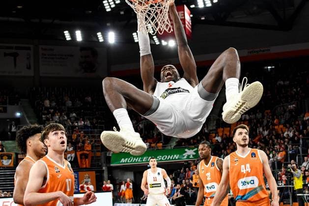 Bilder des Jahres 2023, Sport 03 März Sport Themen der Woche KW10 Sport Bilder des Tages GER, EuroCup, ratiopharm Ulm vs Prometey Slobozhanske 08.03.2023, ratiopharm arena, Neu-Ulm, GER, EuroCup, ratiopharm Ulm vs Prometey Slobozhanske, im Bild James Dickey III (Slobozhanske, 1) haengt am Korb, Juan Nunez (Ulm, 17), Fedor Zugic (Ulm, 44) *** GER, EuroCup, ratiopharm Ulm vs Prometey Slobozhanske 08 03 2023, ratiopharm arena, Neu Ulm, GER, EuroCup, ratiopharm Ulm vs Prometey Slobozhanske, in the picture James Dickey III Slobozhanske, 1 hangs on the basket, Juan Nunez Ulm, 17 , Fedor Zugic Ulm, 44 nordphotoxGmbHx xHafner nph00200