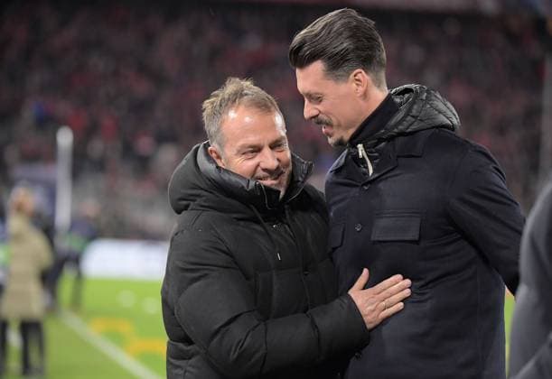 08.03.2023, xemx, Fussball UEFA Champions League 1 8 Finale, FC Bayern Muenchen - Paris St.Germain PSG emspor, v.l. Bundestrainer Hansi Flick und TV Experte Sandro Wagner DAZN (DFL DFB REGULATIONS PROHIBIT ANY USE OF PHOTOGRAPHS as IMAGE SEQUENCES and or QUASI-VIDEO) Muenchen