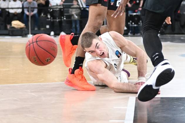 Sport Themen der Woche KW10 Sport Bilder des Tages Basketball I Herren I 2022-2023 I Eurocup I 15. Spieltag I Veolia Towers Hamburg - Paris Basketball I 8.3.2023 Ziga Samar (9, Hamburg Towers) mit vollem Einsatz - der Pass kommt auch noch am Boden Hamburg edel-optics.de arena Hamburg Deutschland *** Basketball I men I 2022 2023 I Eurocup I 15 matchday I Veolia Towers Hamburg Paris Basketball I 8 3 2023 Ziga Samar 9, Hamburg Towers with full commitment the pass still comes on the ground Hamburg edel optics de arena Hamburg Germany Copyright: xLobeca AndreasxHannigx
