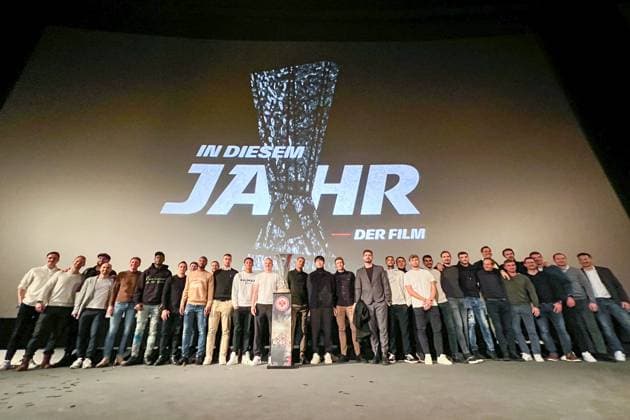 Sportdirektor Markus Krösche mit dem Europa League Pokal bei der Filmpremiere von In diesem Jahr - Frankfurt 08.03.2023: Filmpremiere In diesem Jahr von Eintracht Frankfurt