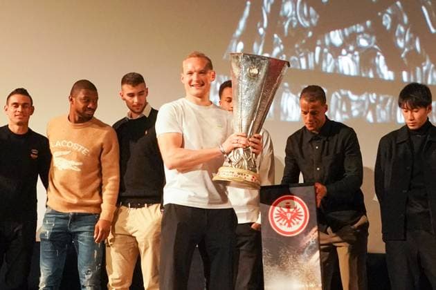 Kapitän Sebastian Rode und die Mannschaft von Eintracht Frankfurt mit dem Europa League Pokal bei der Filmpremiere von In diesem Jahr - Frankfurt 08.03.2023: Filmpremiere In diesem Jahr von Eintracht Frankfurt